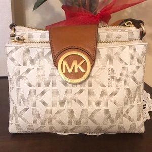 Michalel kors purse
